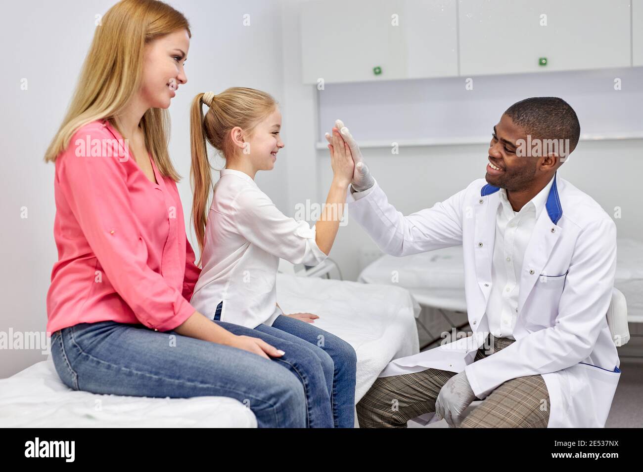 Família feliz no check-up pediatra, médico mulher e garoto menino paciente  brincando juntos imagem vetorial de Nataliia2910@gmail.com© 467898698