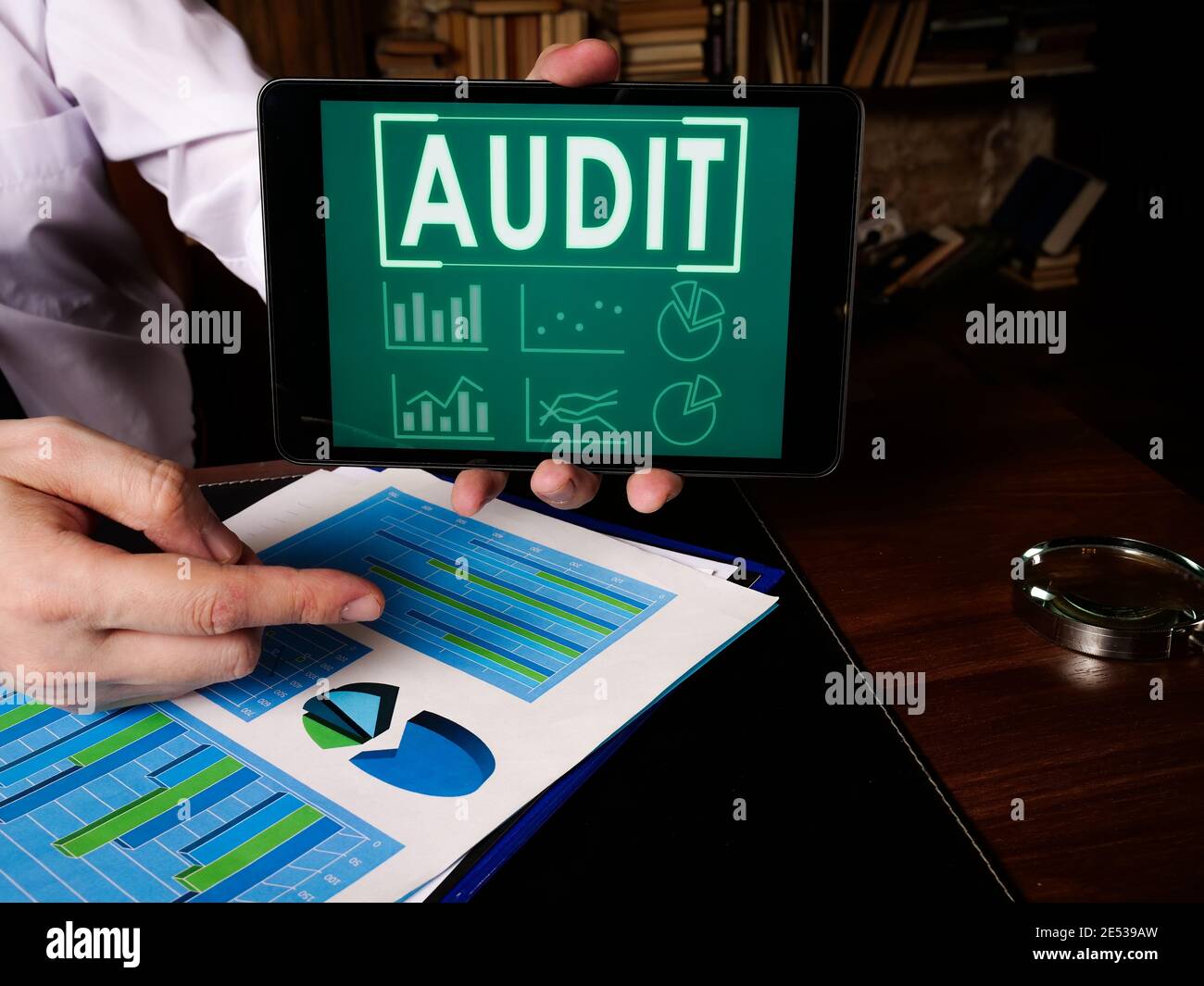 Auditor muestra los resultados de la auditoría en la tableta. Foto de stock