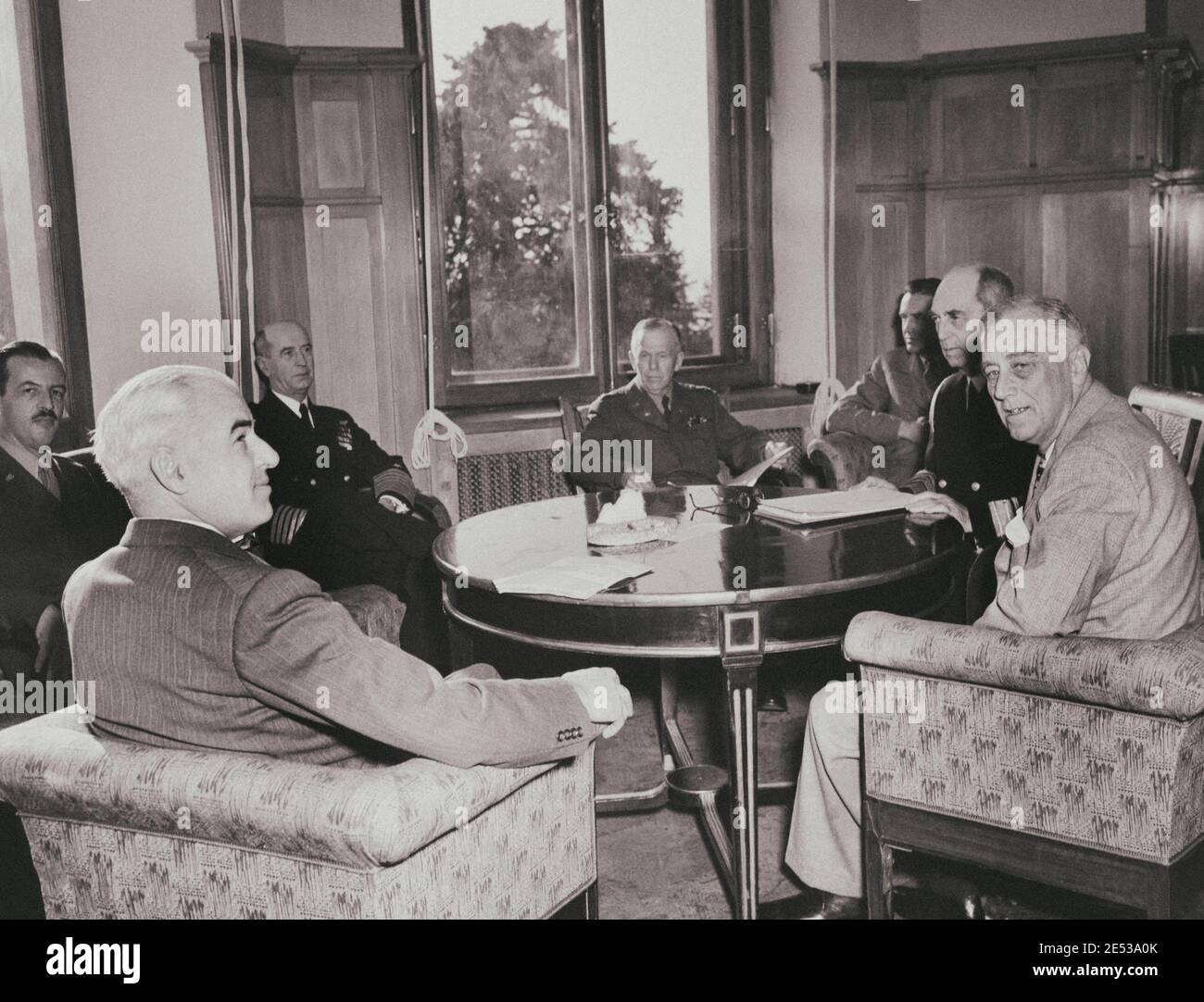 Conferencia de Crimea, de izquierda a derecha: Secretario de Estado Edward Stettinius, General de División L. S. Kuter, Almirante E. J. King, General George C. Marshall, Ambass Foto de stock