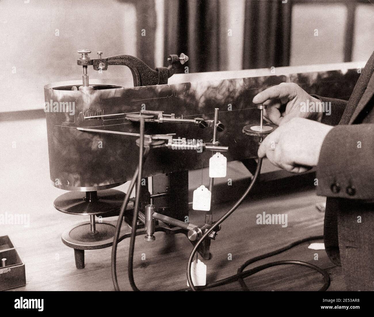 Un dispositivo que comprueba la resistencia de los músculos del brazo y el grado de nerviosismo del candidato. Alemania, Leipzig, 1926. Foto de stock