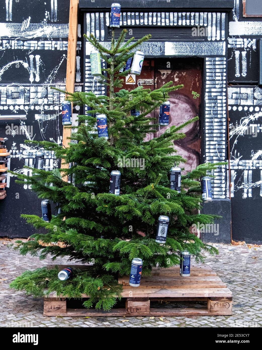 árbol de navidad con adornos de lata de cerveza fotografías e imágenes de  alta resolución - Alamy