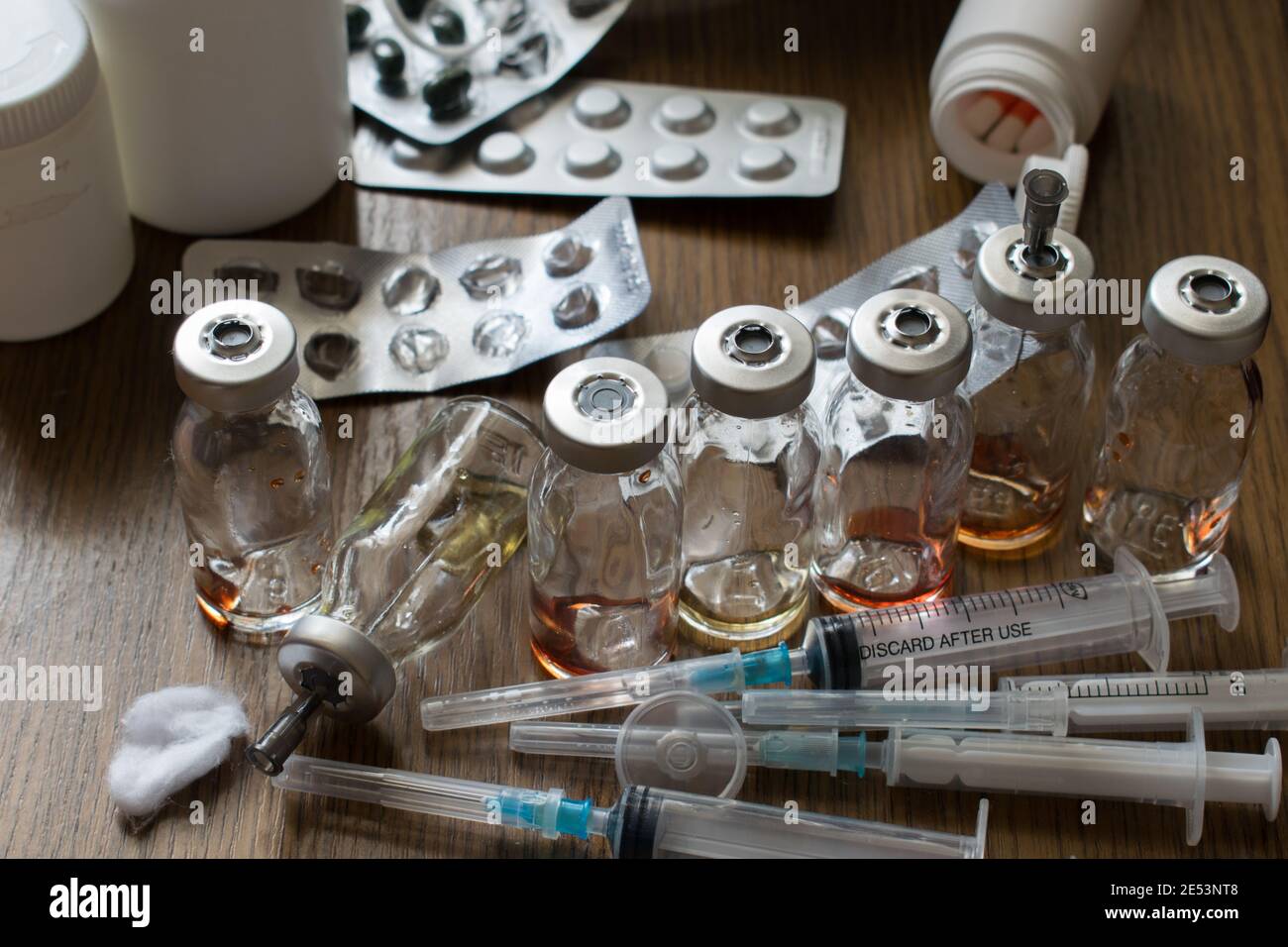 Jeringas con agujas comprimidos y medicamentos para inyecciones Foto de stock