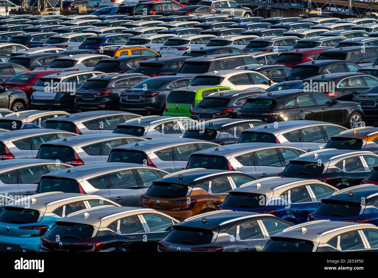 Terminal de coches en el puerto interior Logport I, en Duisburg sobre el Rin, la manipulación de vehículos nuevos, zona de almacenamiento, NRW, Alemania Foto de stock