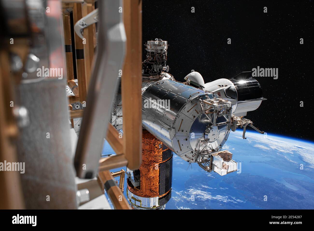 La nave espacial Spacex Crew Dragon está anclada a la Estación Espacial Internacional. Elementos de esta imagen proporcionados por la NASA. Foto de stock