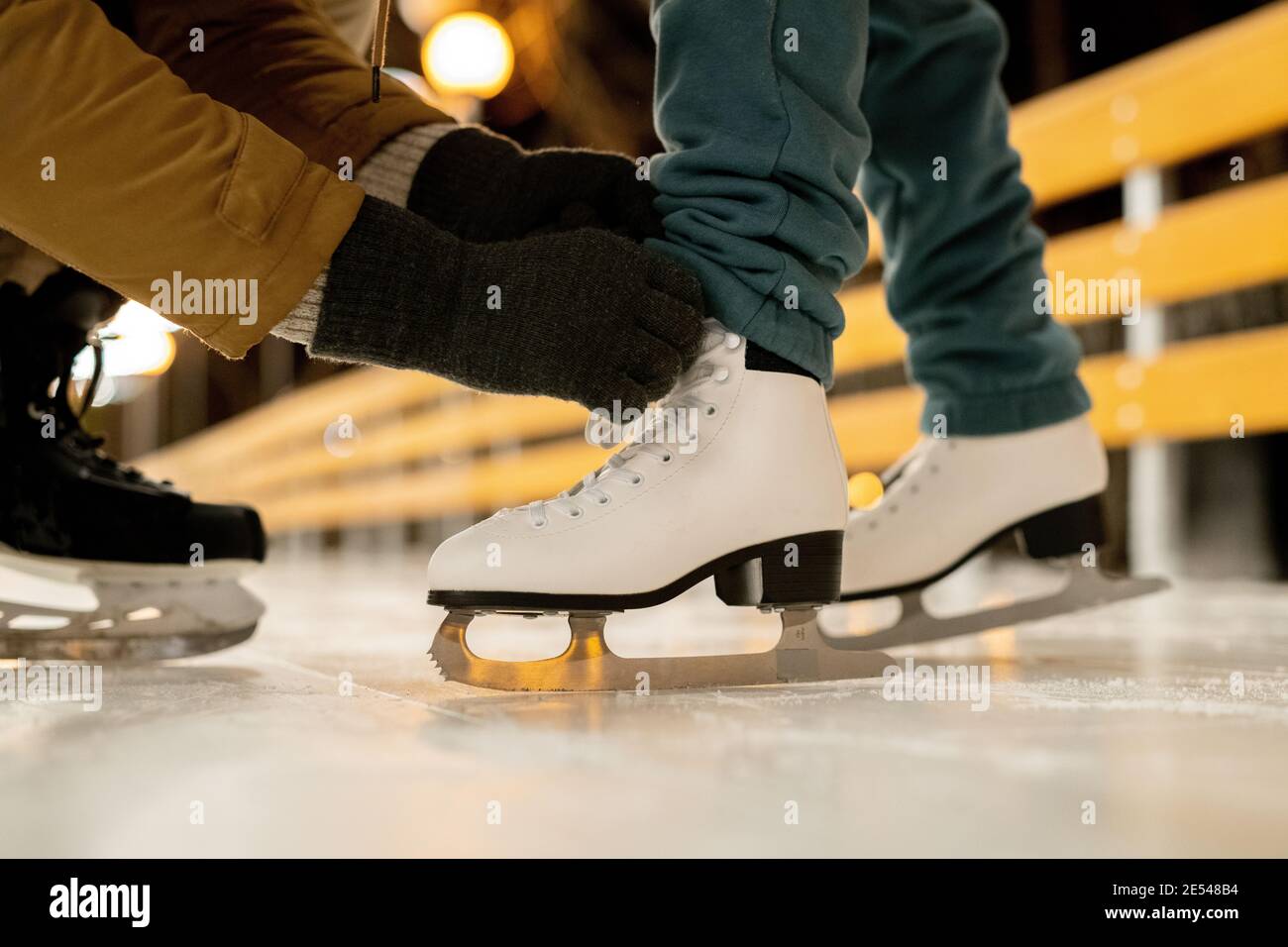 Patinaje Artístico La Niña En La Arena Interior Del Hielo Foto de archivo -  Imagen de humano, patinaje: 132362092