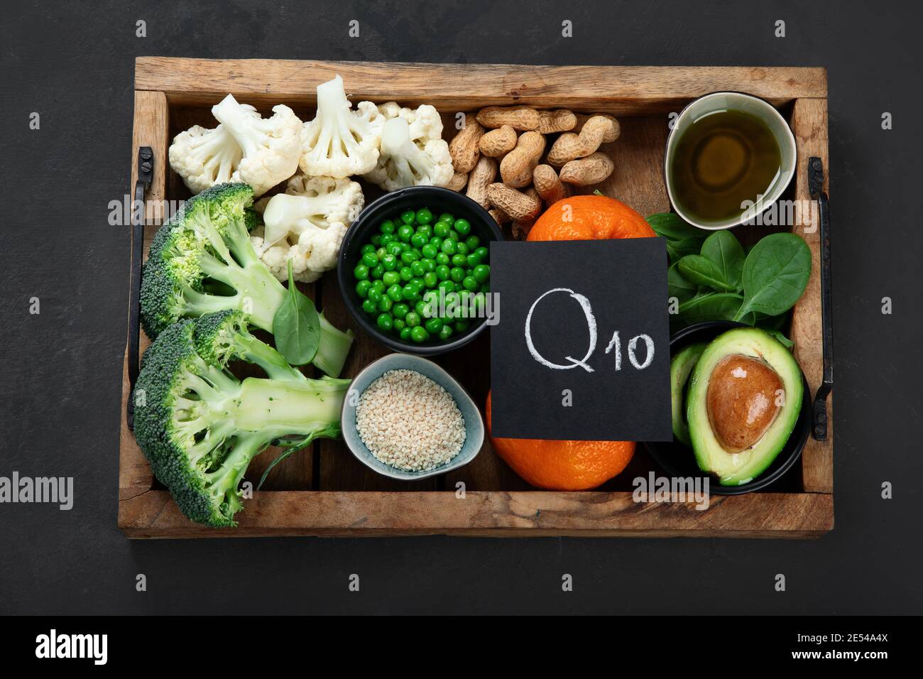 Los alimentos saludables contienen la coenzima Q10, apoya el sistema inmunológico. Vista superior, pizarra Foto de stock