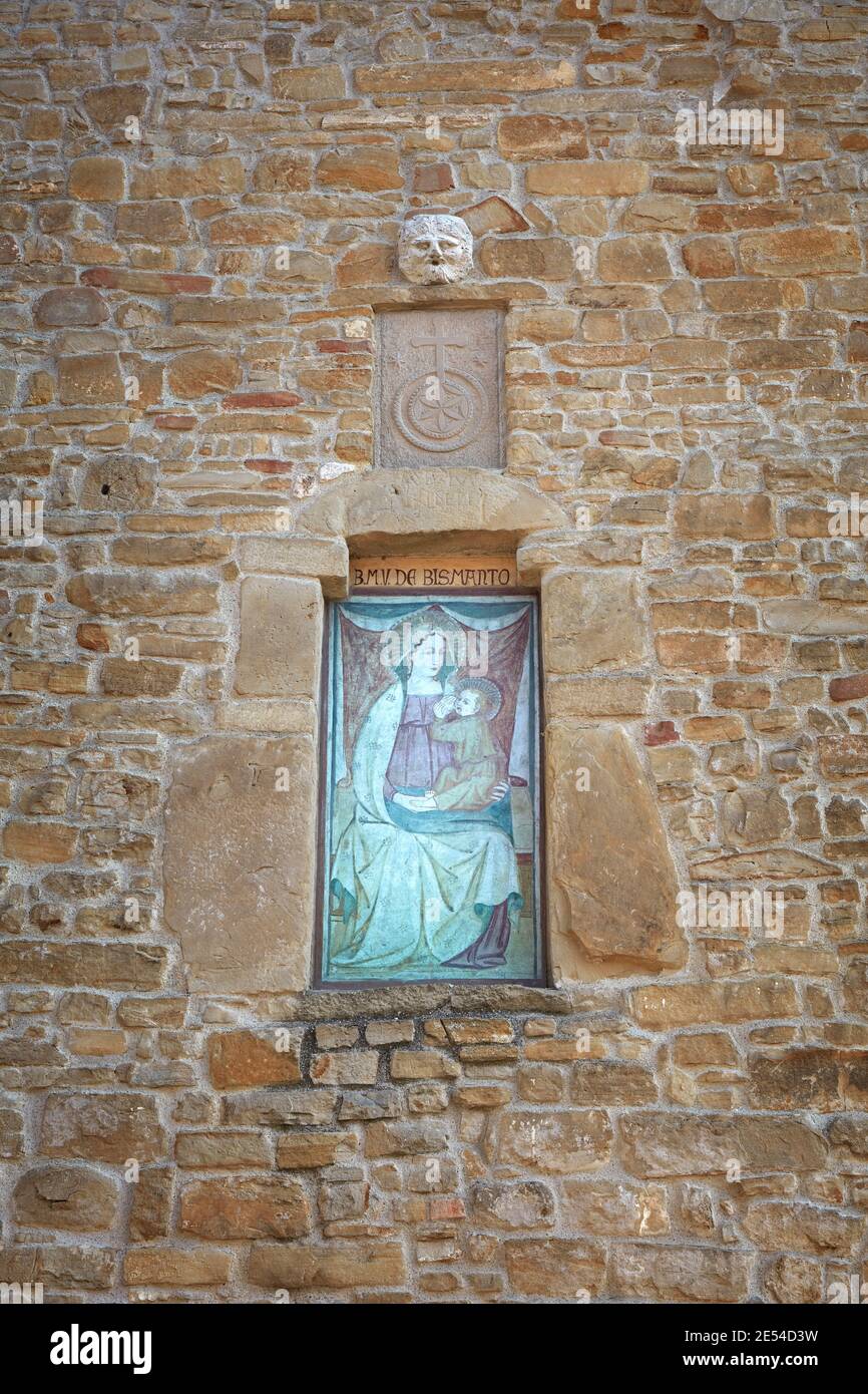Una pintura antigua, un icono religioso de la 'Manona de Bismantova' en la pared de una casa de piedra tradicional. Casina, Emilia Romagna, Italia. Foto de stock