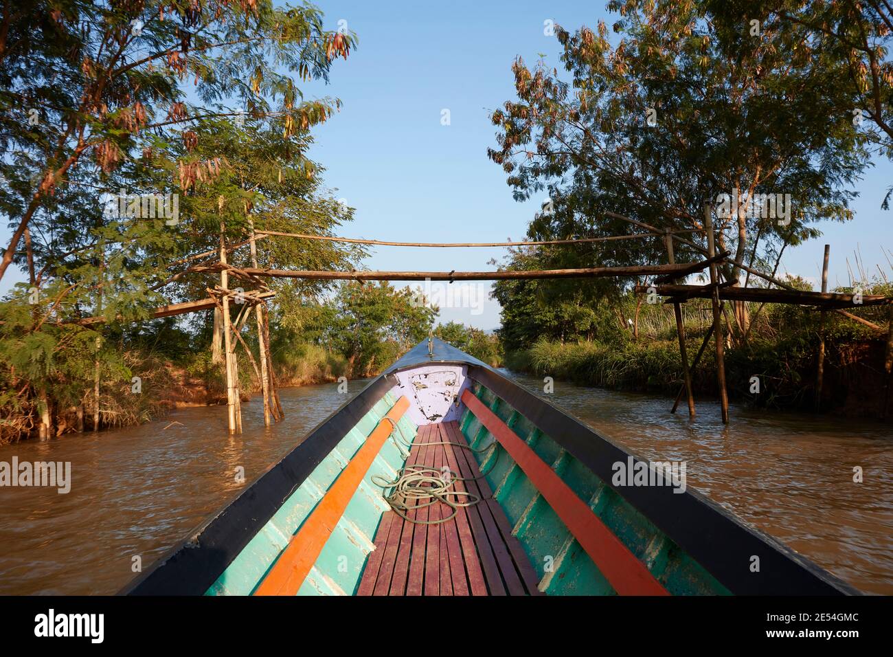 Navegación tradicional en barco de madera en el Lago Inle, Myanmar. Foto de stock