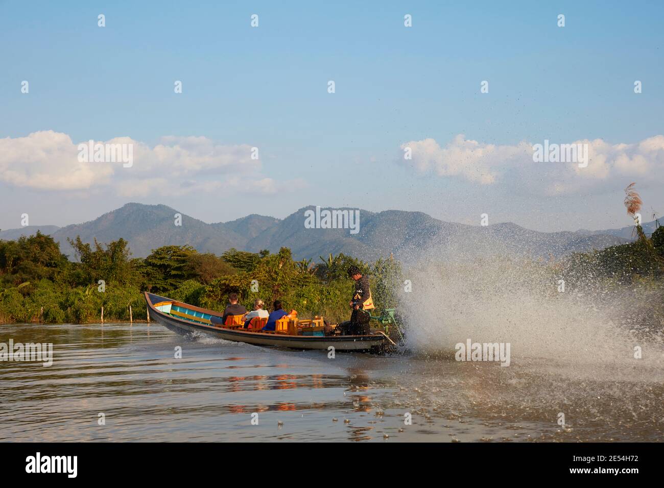 Navegación tradicional en barco de madera en el Lago Inle, Myanmar. Foto de stock