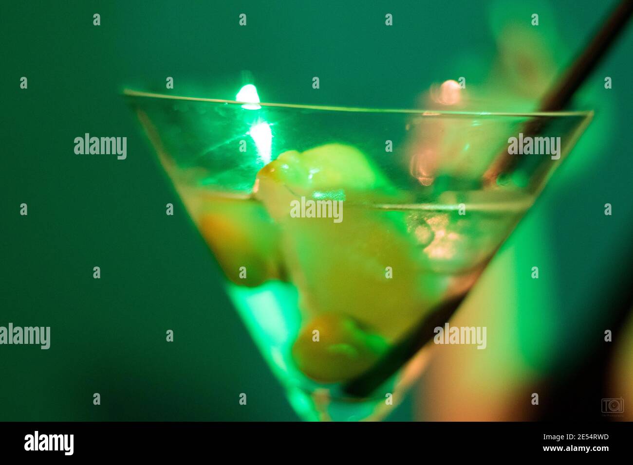 Martini con limón y hielo en vidrio de martini Foto de stock