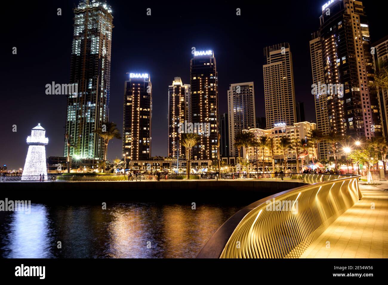 El horizonte del puerto de Dubai creek con el paseo marítimo y los hoteles, tiendas y residencias bellamente iluminados capturados en el puerto de Dubai creek Foto de stock