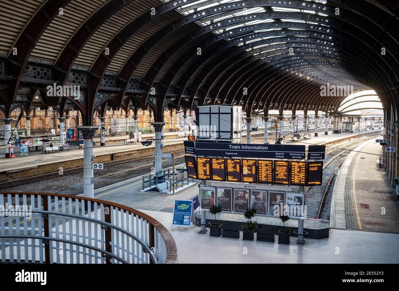 Espacio vacío (enero de 2021) durante el cierre del Coronavirus, York Station, York, Reino Unido Foto de stock