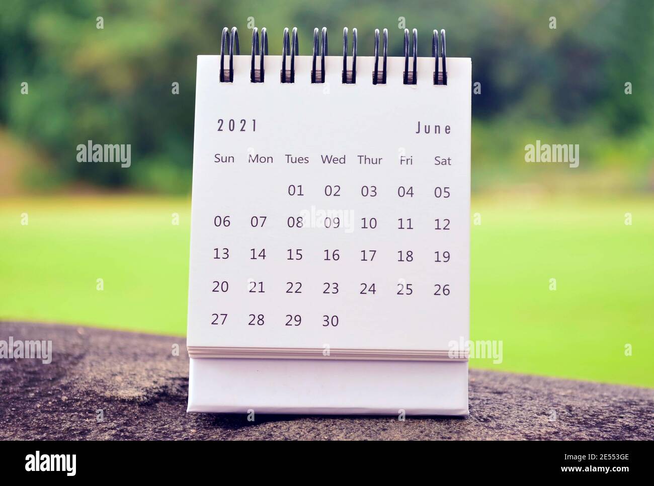 Junio 2021 calendario blanco con fondo verde difuminado. 2021 concepto de año nuevo. Foto de stock