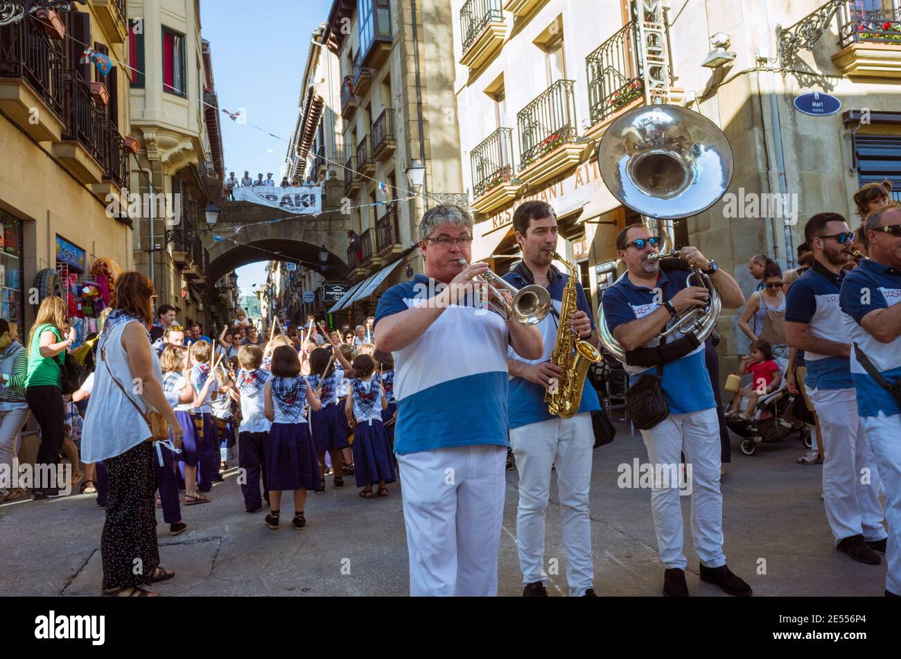 Donostia, Gipuzkoa, país Vasco, España - 15 de julio de 2019 : UNA banda de  bronce se desfila por las estrechas calles del casco antiguo de Alde  Zaharra durante el VI Fotografía de stock - Alamy