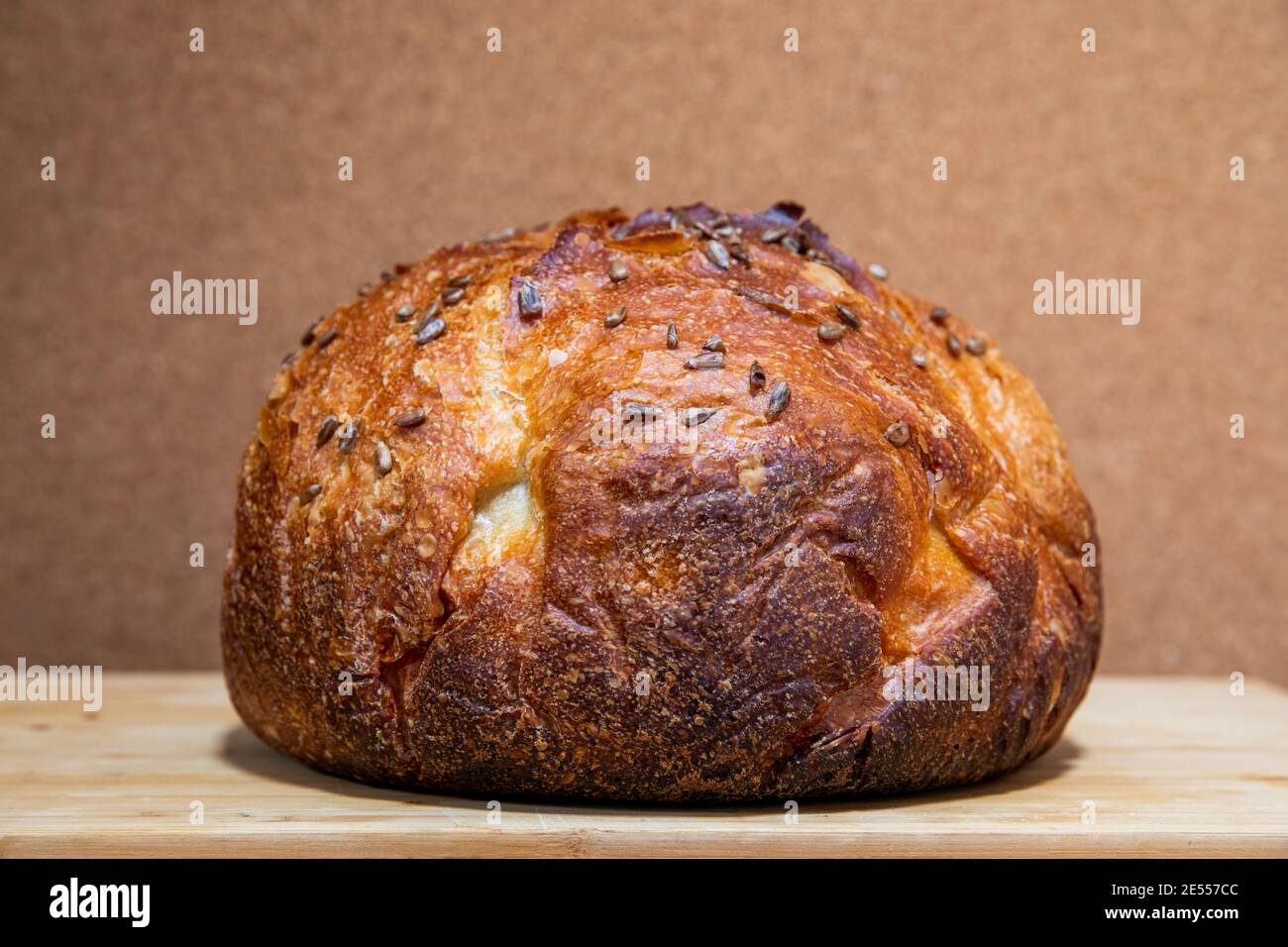 Pan recién hecho en la trinchera de madera Fotografía de stock - Alamy