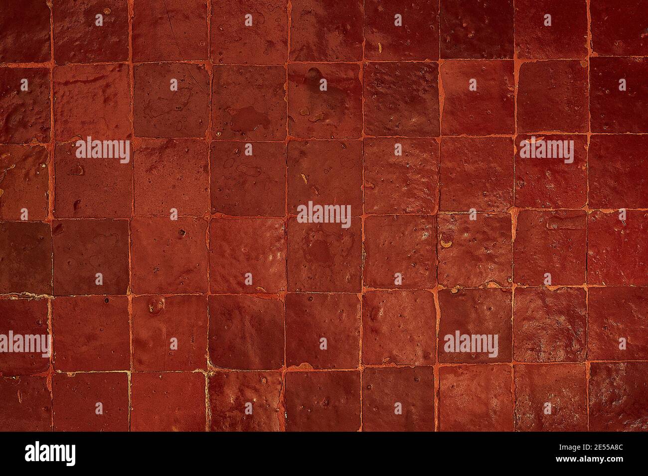 Riad, Marruecos, mosaico rojo terracota Foto de stock