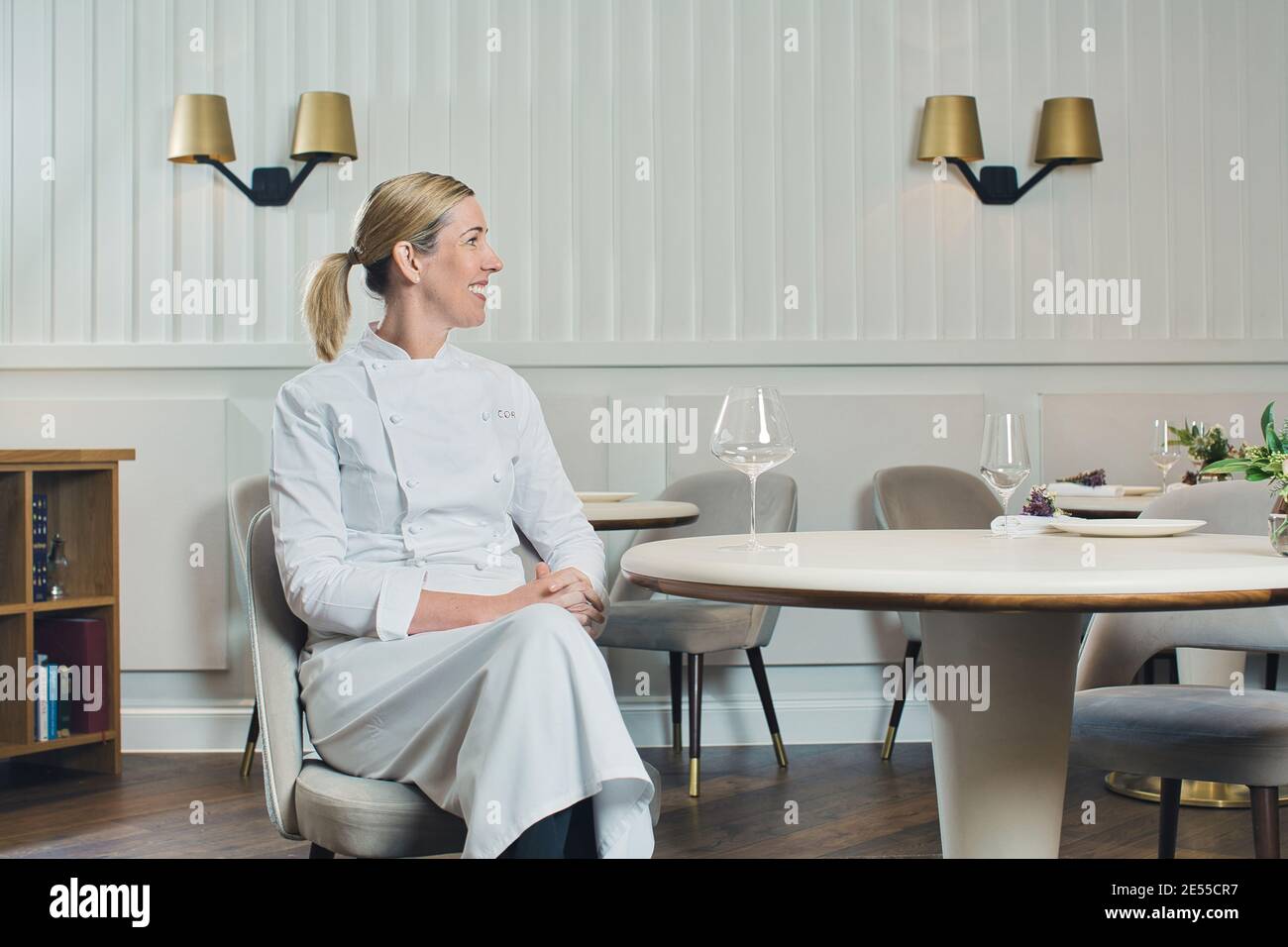 Clare Smyth, chef, posará para una fotografía en el restaurante Core by Clare Smyth en el distrito Notting Hill de Londres, Reino Unido Foto de stock