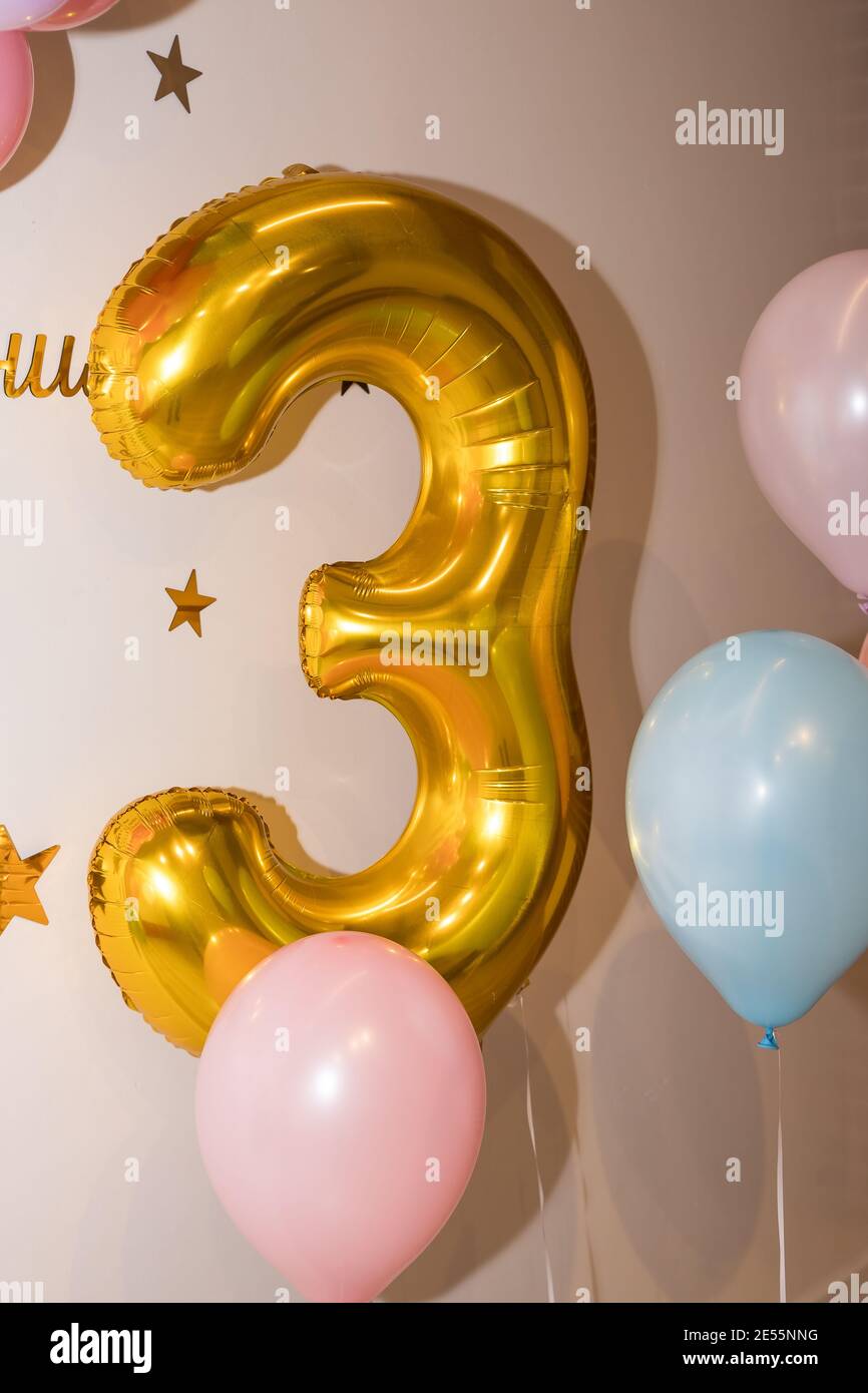 Niño de 3 años se celebra el tercer cumpleaños por celebrar una fiesta  Fotografía de stock - Alamy