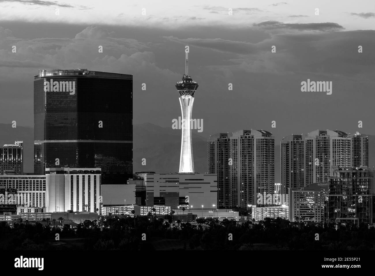 Las Vegas, Nevada, EE.UU. - 10 de junio de 2015: Vista en blanco y negro del cielo tormentoso detrás de las torres Stratosphere y Fontainebleau en el Strip de las Vegas. Foto de stock