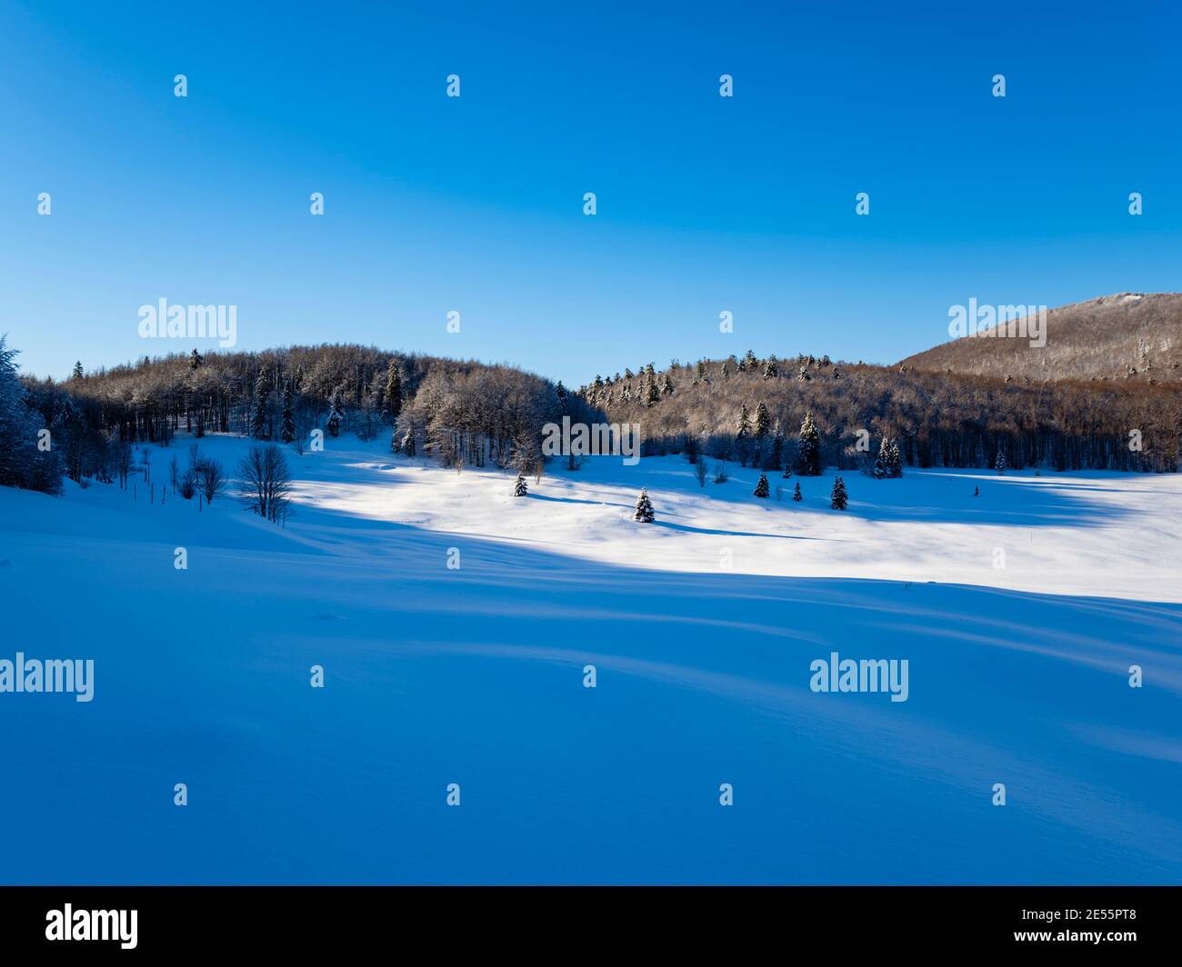 Paisaje típico paisaje vista panorámica en invierno bajo la nieve en el condado de Gorski Kotar, Platak en Croacia Europa Foto de stock