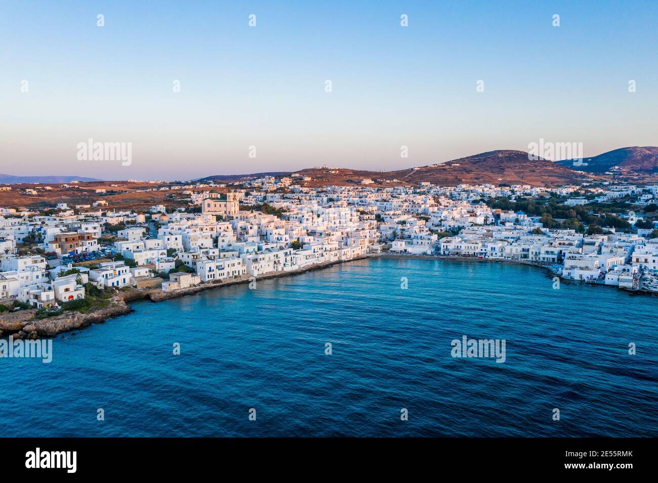 Disparo aéreo de la ciudad de Naousa en la isla griega de Paros. Foto de stock