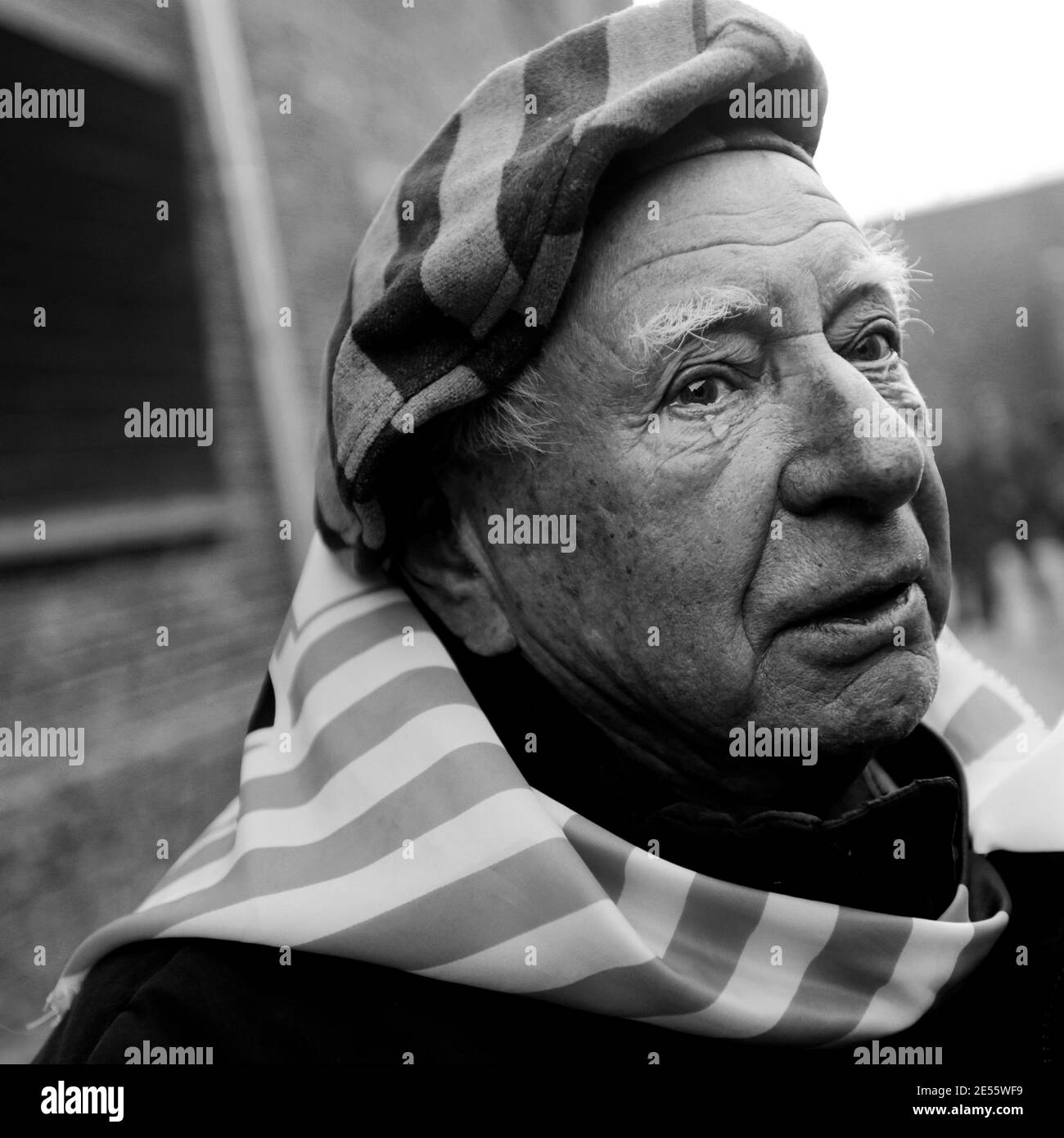 Oswiecim, Polonia - 27 de enero de 2017: 73 aniversario de la liberación de Auschwitz-Birkenau. El sobreviviente visita el sitio de exterminio de Auschwitz. Foto de stock