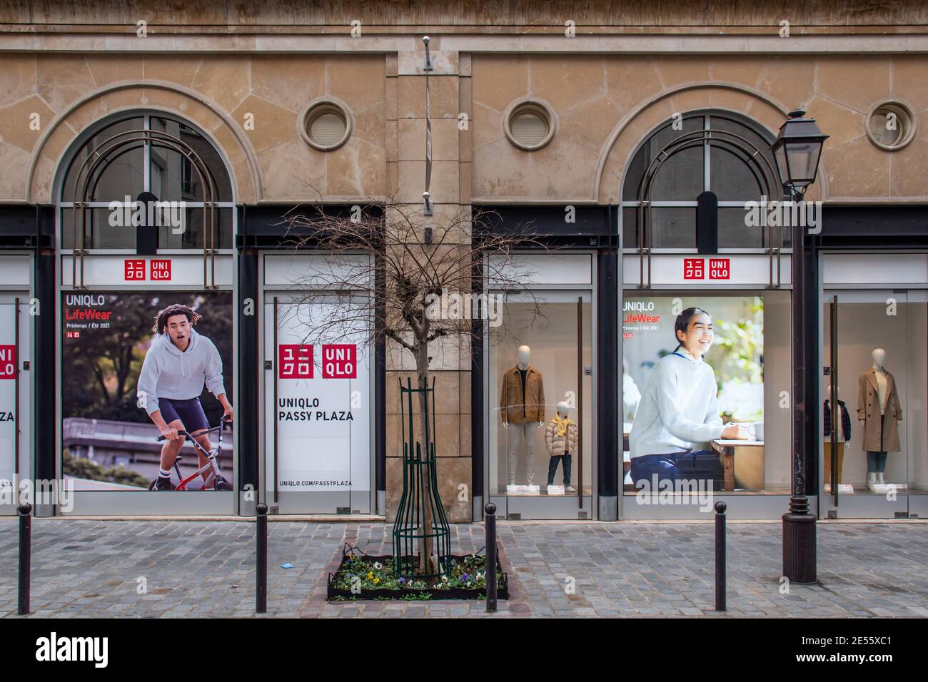 Logotipo francés de LA tienda UNIQLO en PASSY PLAZA, París, Francia,  25.1.2021 famosa fachada de la tienda de ropa de estilo japonés Fotografía  de stock - Alamy