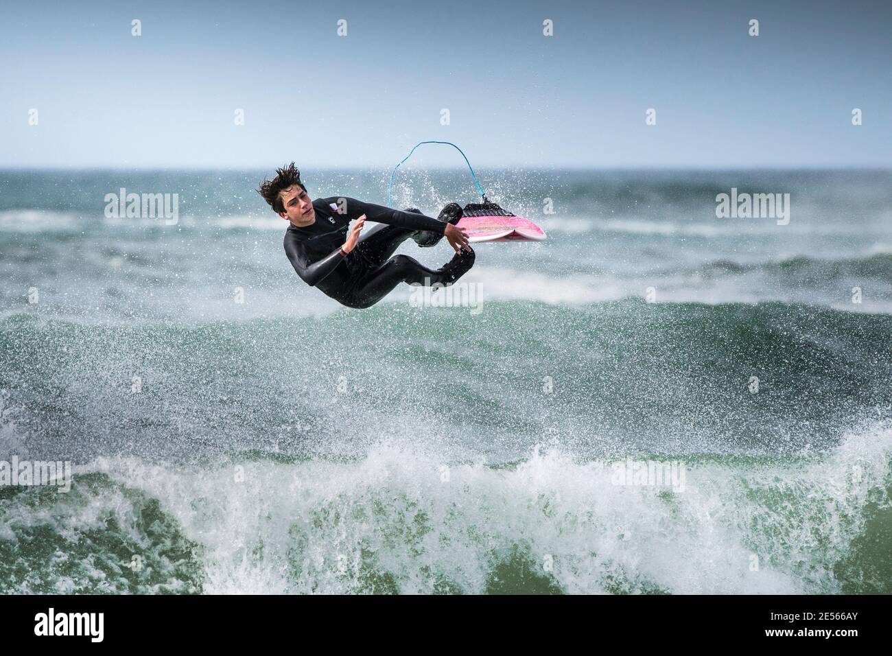 Espectacular acción mientras un surfista macho se limpia en Fistral en Newquay en Cornwall. Foto de stock