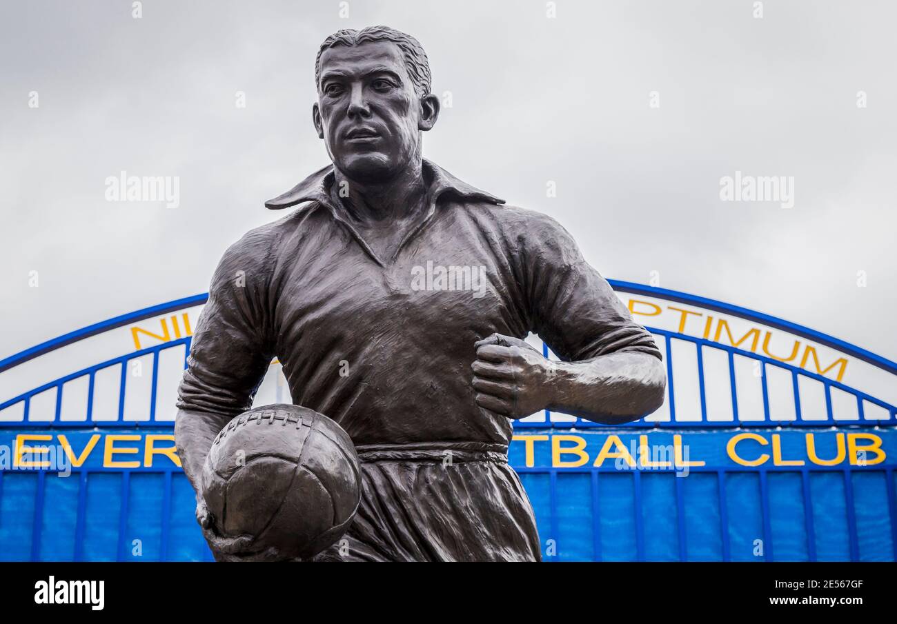 Estatua de Dixie Dean frente al Muro de la Fama fuera del hogar de Everton FC. Foto de stock