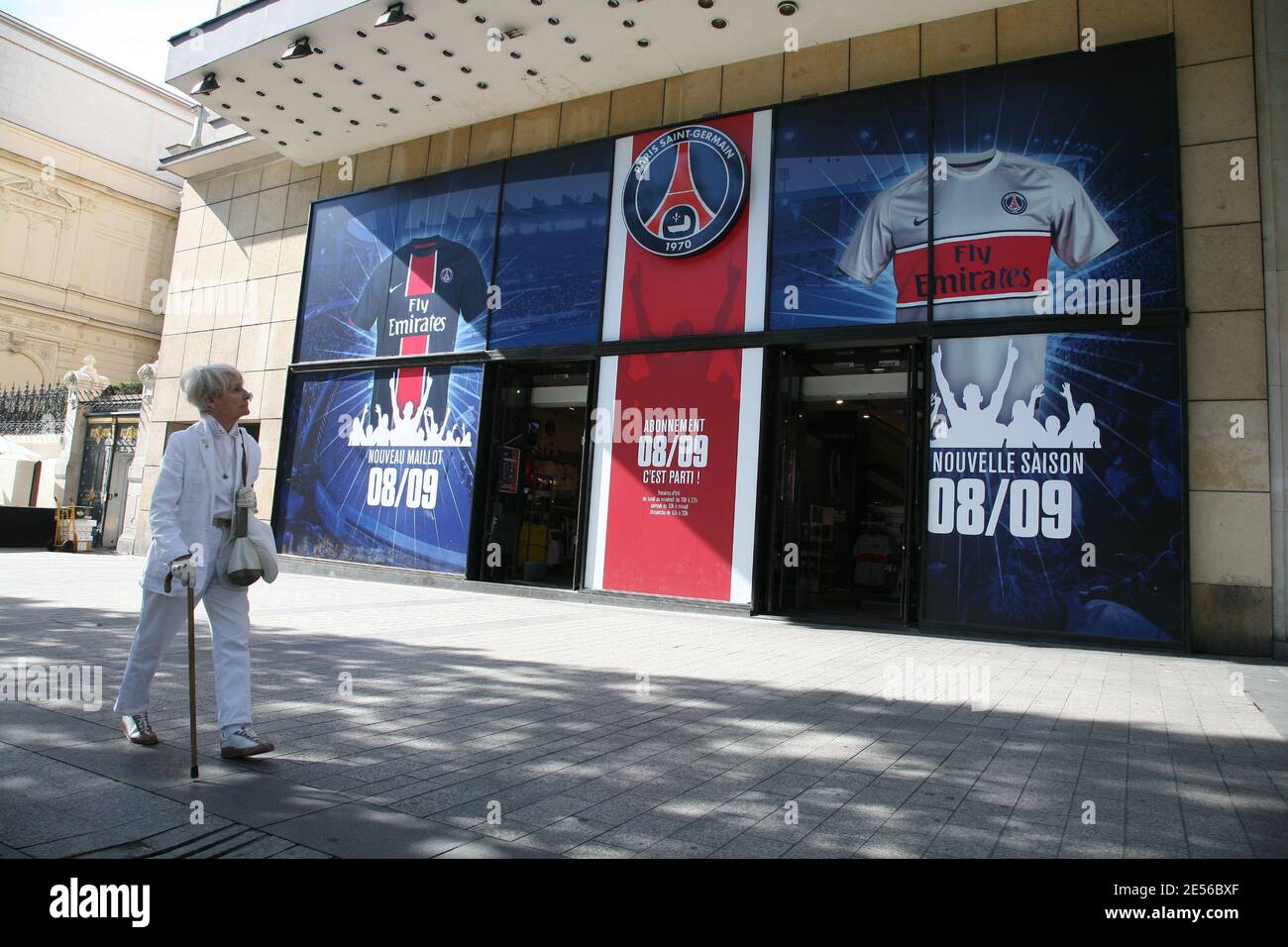 Tienda PSG (Paris Saint Germain) en la Avenue des Champs-Elysees en el 24 de julio de 2008. Foto de Denis Fotografía de stock Alamy