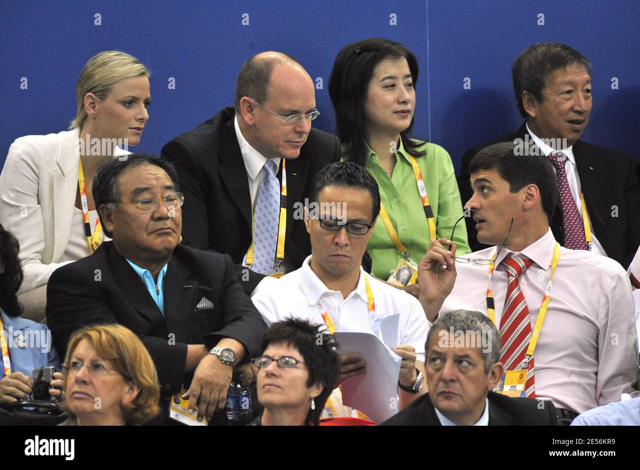 HSH Prince Albert II de Mónaco y Charlene Wittstock con el doble campeón ruso de natación olímpica Alexander Popov asisten a la final de natación día 3 de los XXIX juegos olímpicos en el Centro acuático Olímpico Nacional en Beijing, China el 11 de agosto de 2008. Foto de Gouhier-Hahn-Nebinger/Cameleon/ABACAPRESS.COM Foto de stock