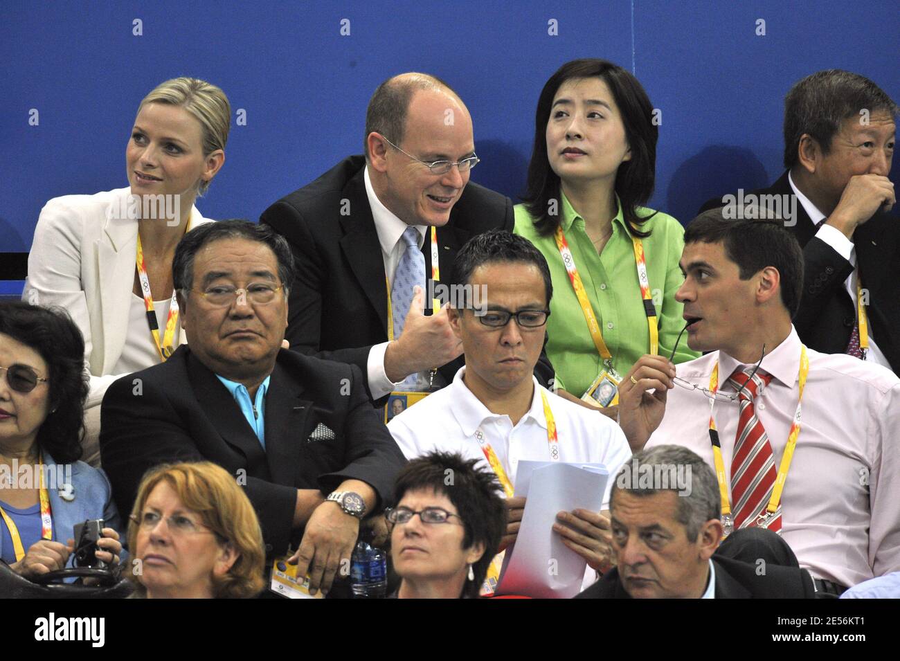 HSH Prince Albert II de Mónaco y Charlene Wittstock con el doble campeón ruso de natación olímpica Alexander Popov asisten a la final de natación día 3 de los XXIX juegos olímpicos en el Centro acuático Olímpico Nacional en Beijing, China el 11 de agosto de 2008. Foto de Gouhier-Hahn-Nebinger/Cameleon/ABACAPRESS.COM Foto de stock