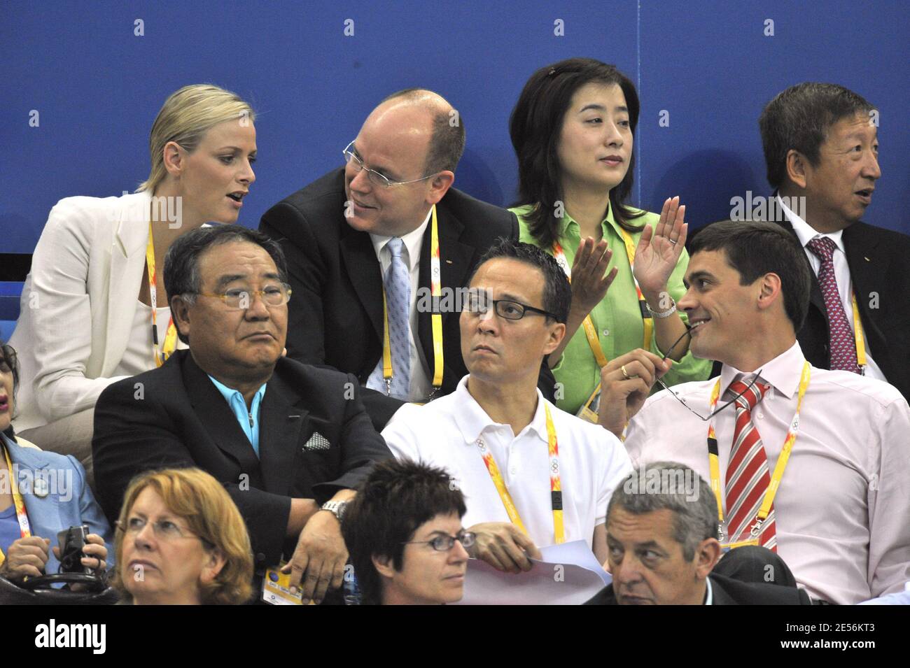 HSH Prince Albert II de Mónaco y Charlene Wittstock con el doble campeón ruso de natación olímpica Alexander Popov asisten a la final de natación día 3 de los XXIX juegos olímpicos en el Centro acuático Olímpico Nacional en Beijing, China el 11 de agosto de 2008. Foto de Gouhier-Hahn-Nebinger/Cameleon/ABACAPRESS.COM Foto de stock