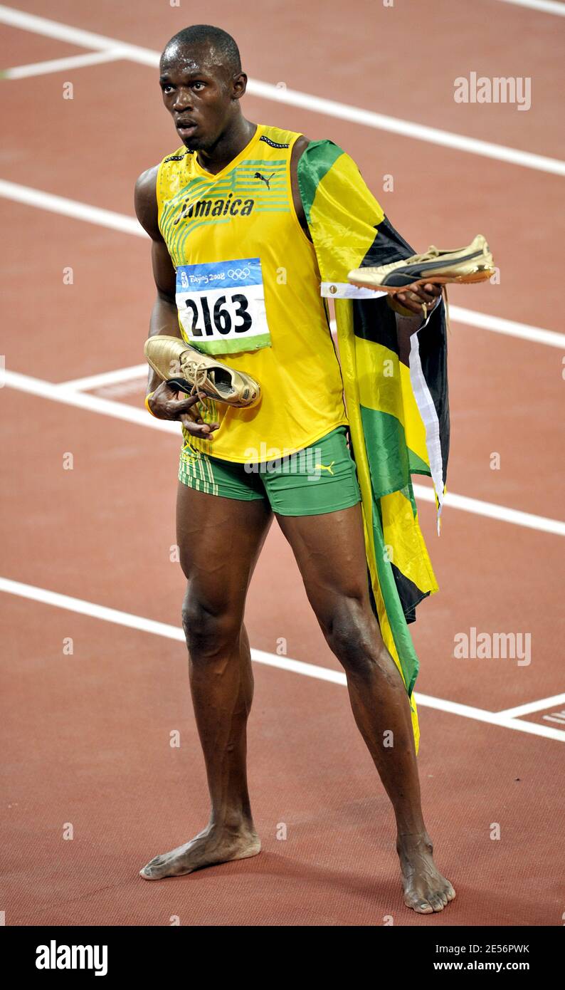 Usain Bolt de Jamaica se presenta en la final de 100 m del XXIX Juego  Olímpico de Beijing en el Estadio Nacional de Beijing, China el 16 de  agosto de 2008. Bolt