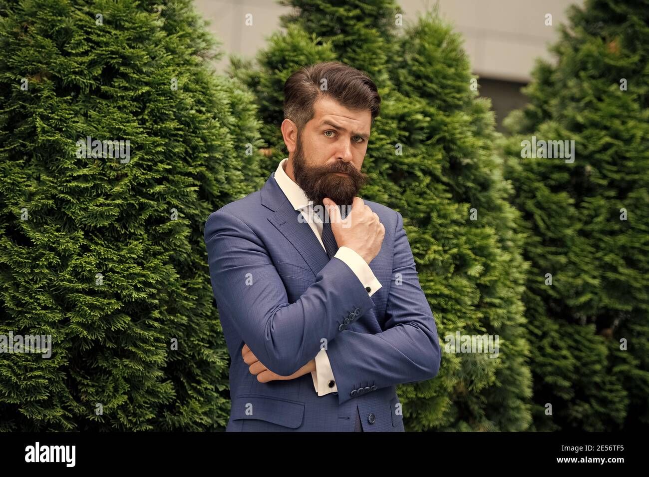 Tiempo para pensar. Centro de negocios. Solo con mis pensamientos. Business hombre  ropa de vestir con diseño de barbudo moderno. Empresario de éxito. Vida  empresarial. Hombre de negocios de estilo clásico. Hombre
