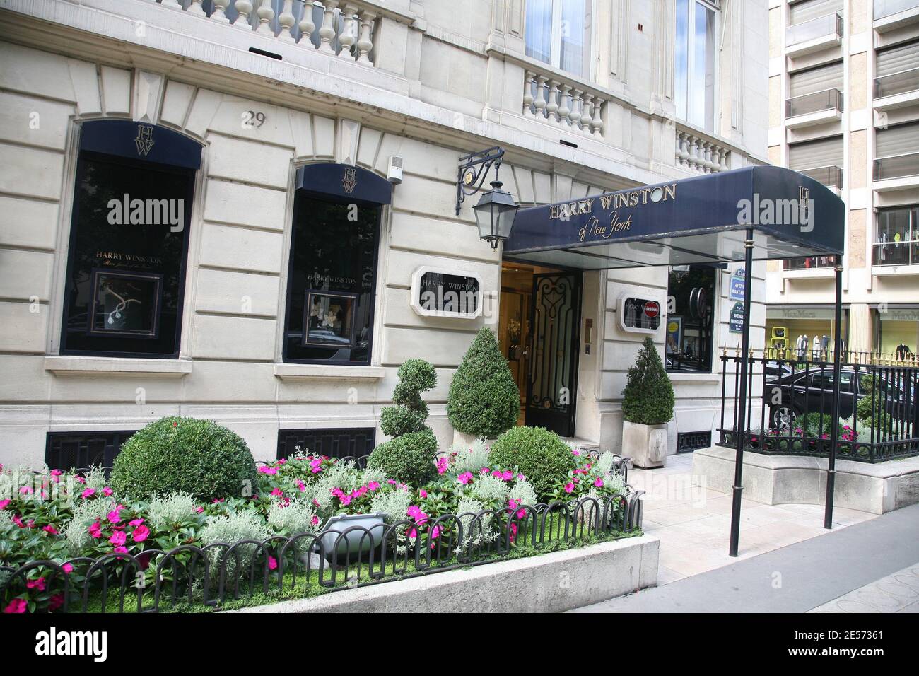 Harry Winston Boutique en la Avenida Montaigne en París, Francia el 20 de  agosto de 2008. Los ladrones armados irrumpieron en la famosa joyería de  París y arrebataron objetos de valor incluyendo