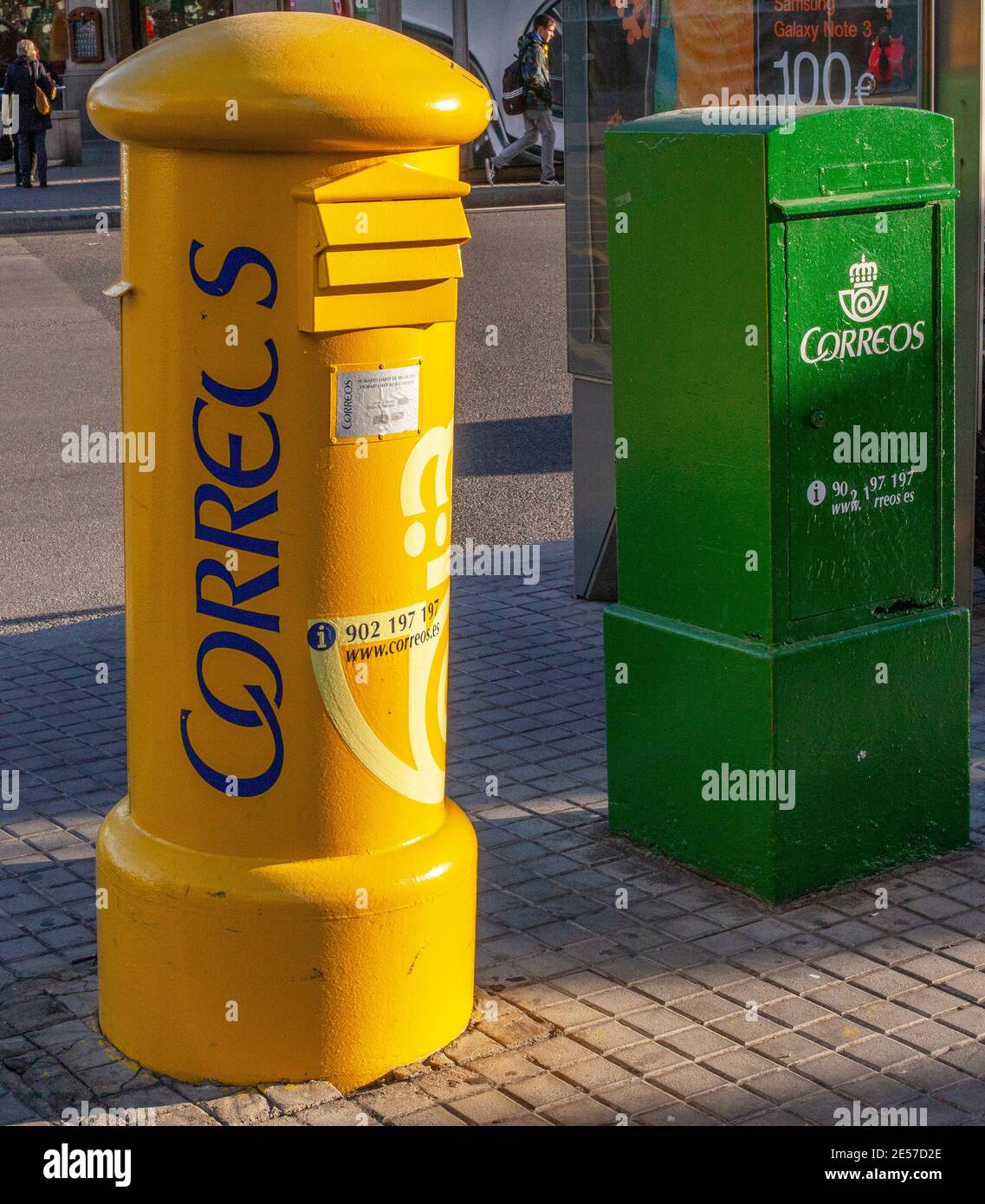 Centro de Barcelona, Cataluña, España; buzones amarillos y verdes en la  calle del barrio de Gracia Fotografía de stock - Alamy