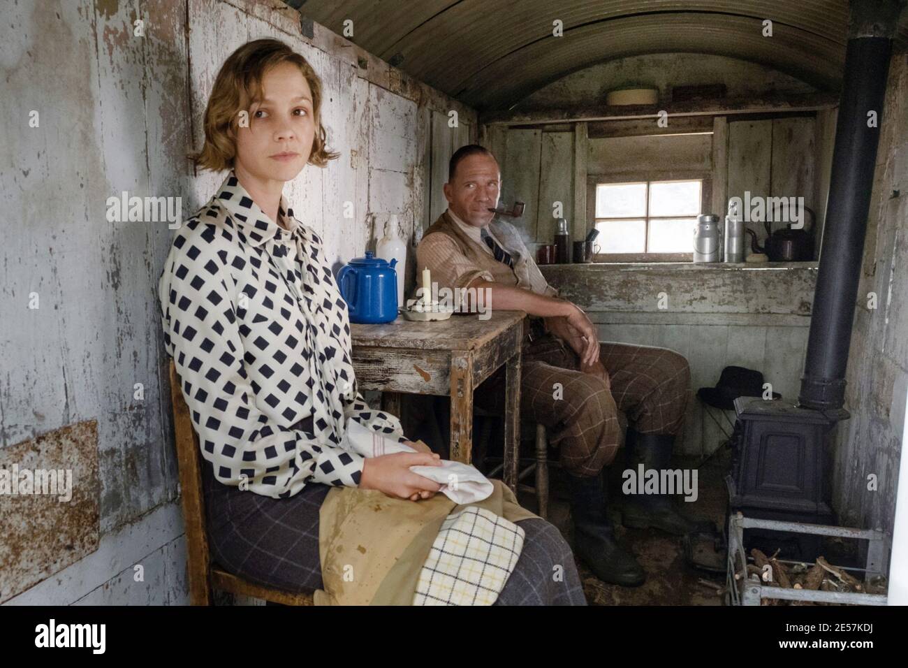 LA EXCAVACIÓN, desde la izquierda Carey Mulligan, Ralph Fiennes, como