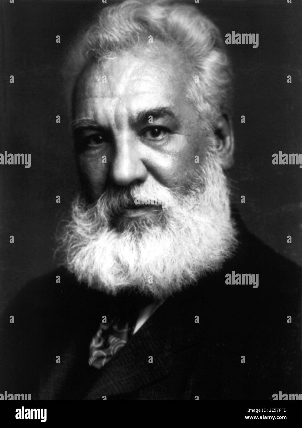 1917 c., EE.UU. : el inventor telefónico estadounidense Alexander Graham BELL ( 1847 - 1922 ) , Ladrón en 1876 de italiano Antonio MEUCCI 1849 invención - TECNOLOGO - FISIOLOGO - INVENTORE - TELEFONO - TELEFONIA - TELÉFONO - retrato - ritratto - cravatta - corbata - barba de pelo blanco - capelli bianchi - barba bianca - hombre mayor antiguo - uomo vecchio anziano ---- Archivio GBB Foto de stock