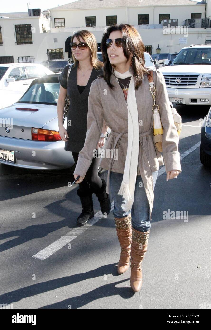 La actriz la Petite Eva Longoria portó una bufanda botas largas para vencer el frío del invierno una comida en el Café Med en West Hollywood, CA. 1/19/07 [[rac