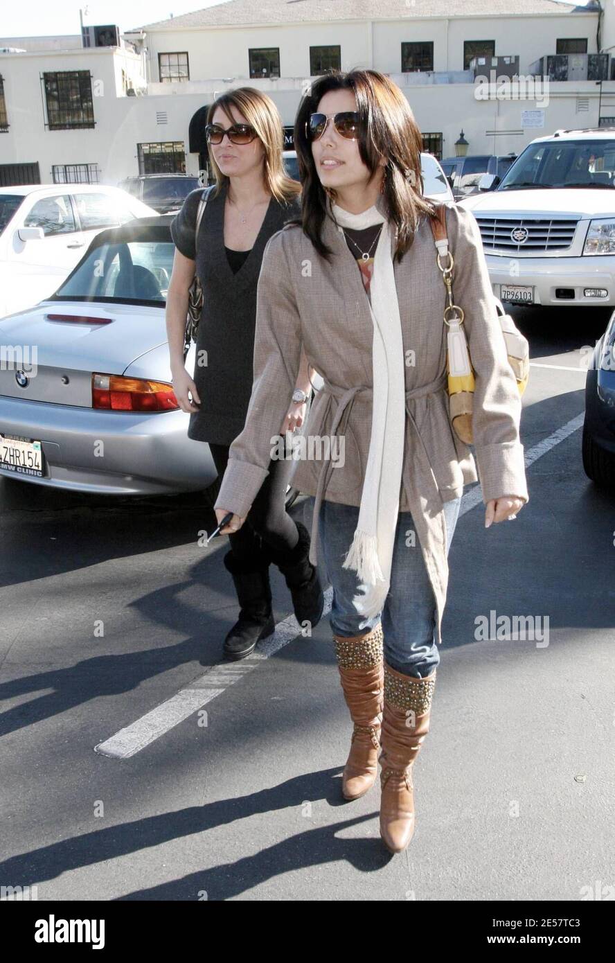La actriz de la Petite Eva Longoria portó una bufanda y botas largas para  vencer el frío del invierno durante una comida en el Café Med en West  Hollywood, CA. 1/19/07 [[rac