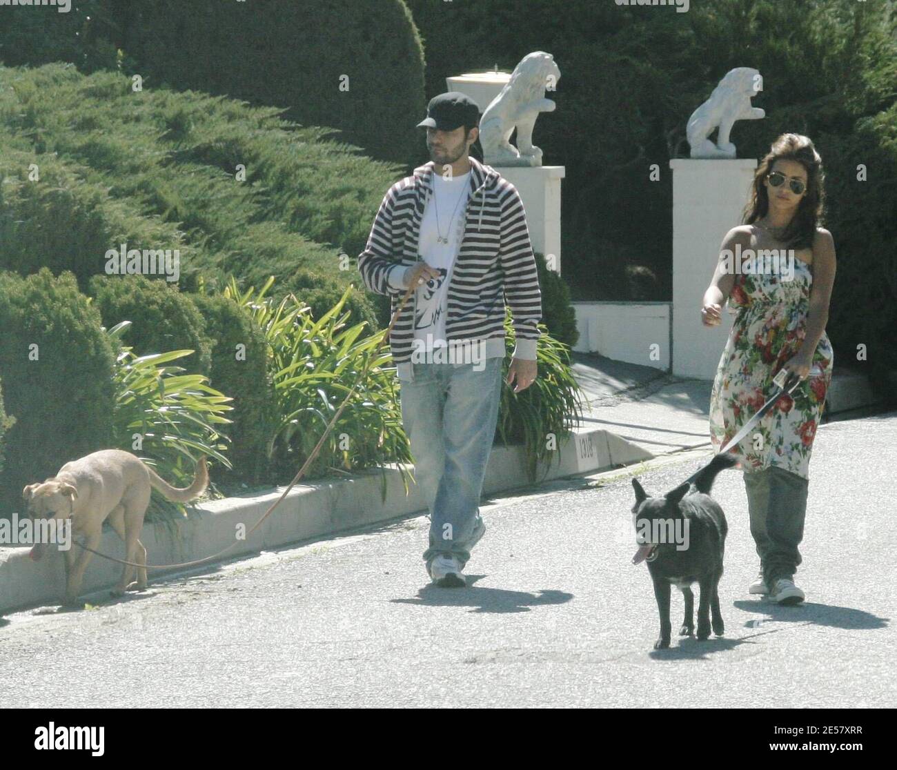 exclusivo! Monica Cruz y un amigo caminan los perros cerca de la hermana  Penelope's Hollywood Hills, CA. 2/24/07 [[rac ral]] Fotografía de stock -  Alamy
