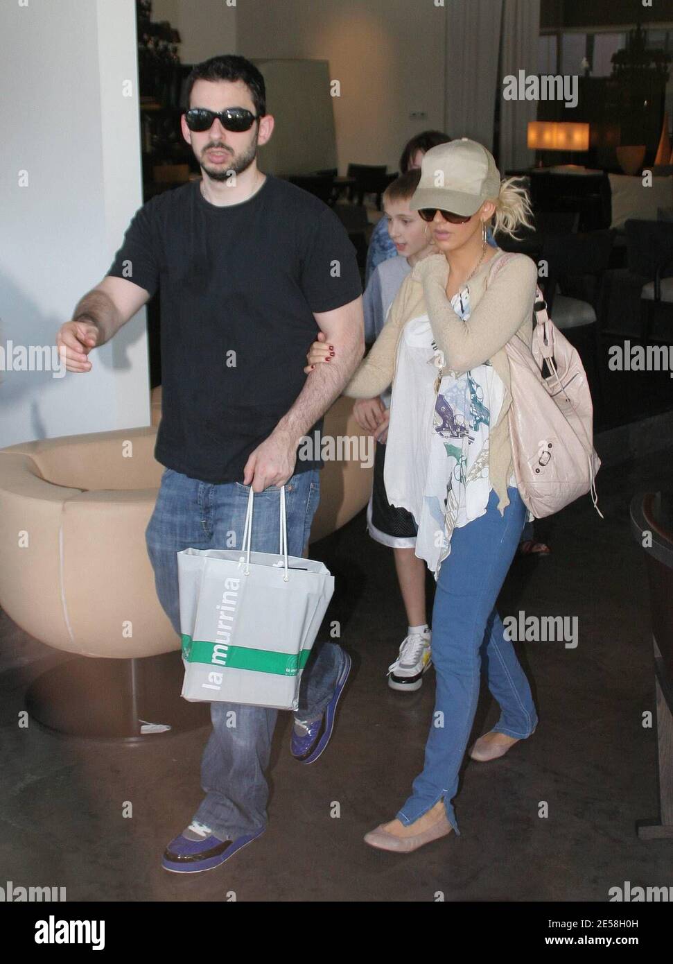 La embarazada Christina Aguilera junto con el marido Jordan Bratman, su  madre Shelly y su hermano menor Michael, compran muebles en la tienda de  diseño Diva. La sala de exposición tiene una