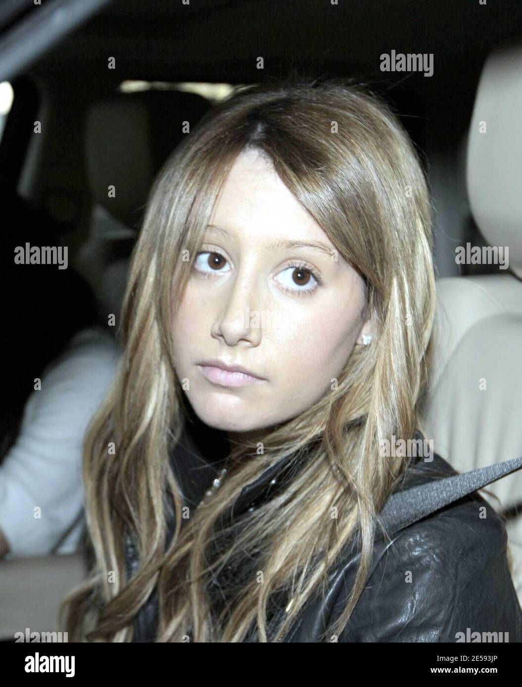 High School Musical 2' protagoniza Ashley Tisdale, mostrando los resultados de su reciente trabajo en nariz, y BFF Vanessa Hudgens compra ropa post-venta de Navidad en Lisa Kline en Robertson Blvd y High School Musical 2' protagoniza Ashley Tisdale, mostrando los resultados de su reciente trabajo en nariz, y BFF Vanessa Hudgens compra ropa post-venta de Navidad en Lisa Kline en Robertson Blvd y