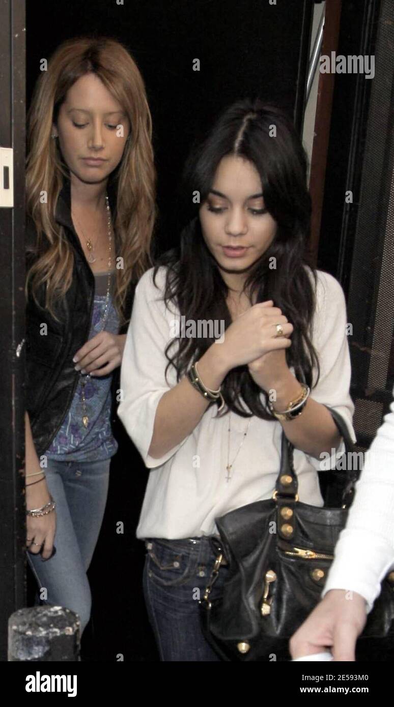 School Musical 2' protagoniza Ashley Tisdale, mostrando resultados de su reciente trabajo en nariz, y BFF Vanessa Hudgens compra ropa de Navidad en Lisa Kline en Robertson y