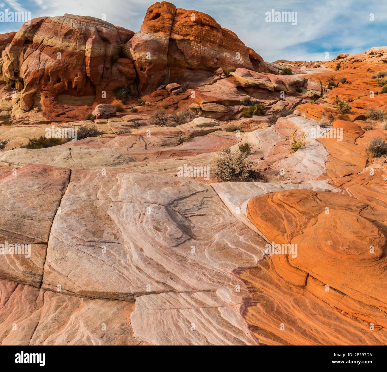 Rayas de color pastel y Nike Rock cerca de Kaolin Wash, Valley of Fire  State Park, Nevada, EE.UU Fotografía de stock - Alamy