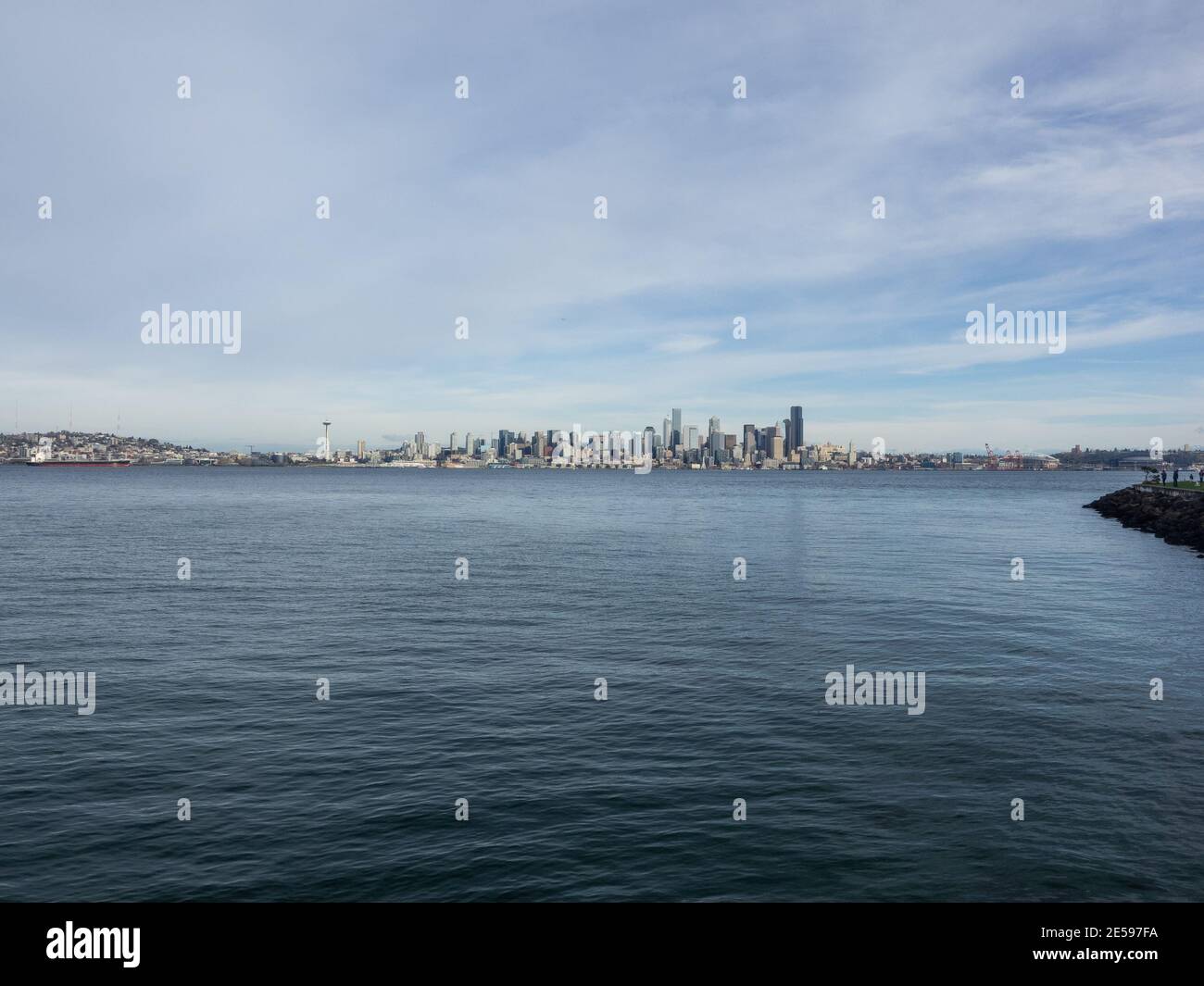 El puerto de Seattle visto a través de Puget Sound desde Alki Beach Park. Foto de stock