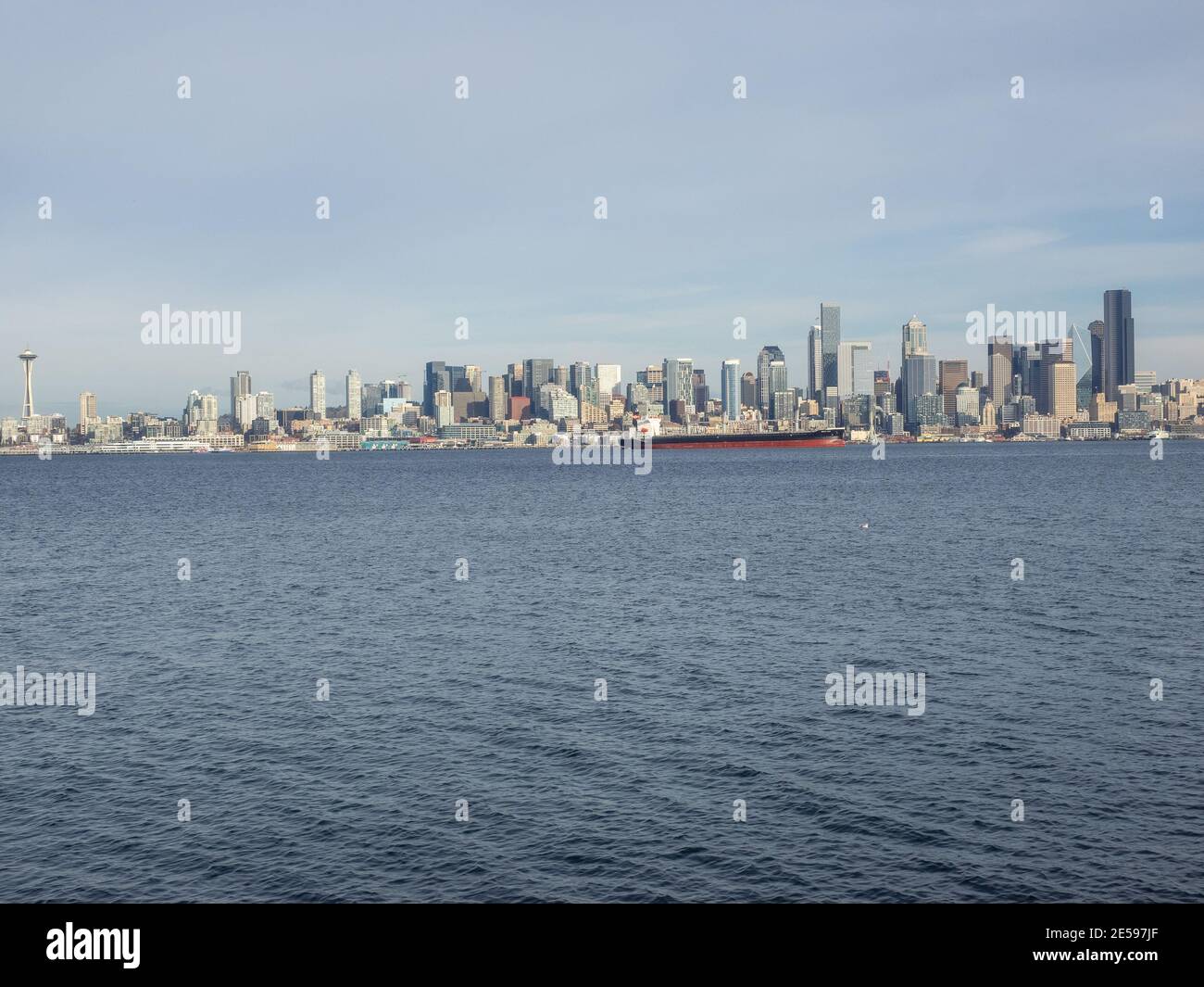 El puerto de Seattle visto a través de Puget Sound desde Alki Beach Park. Foto de stock