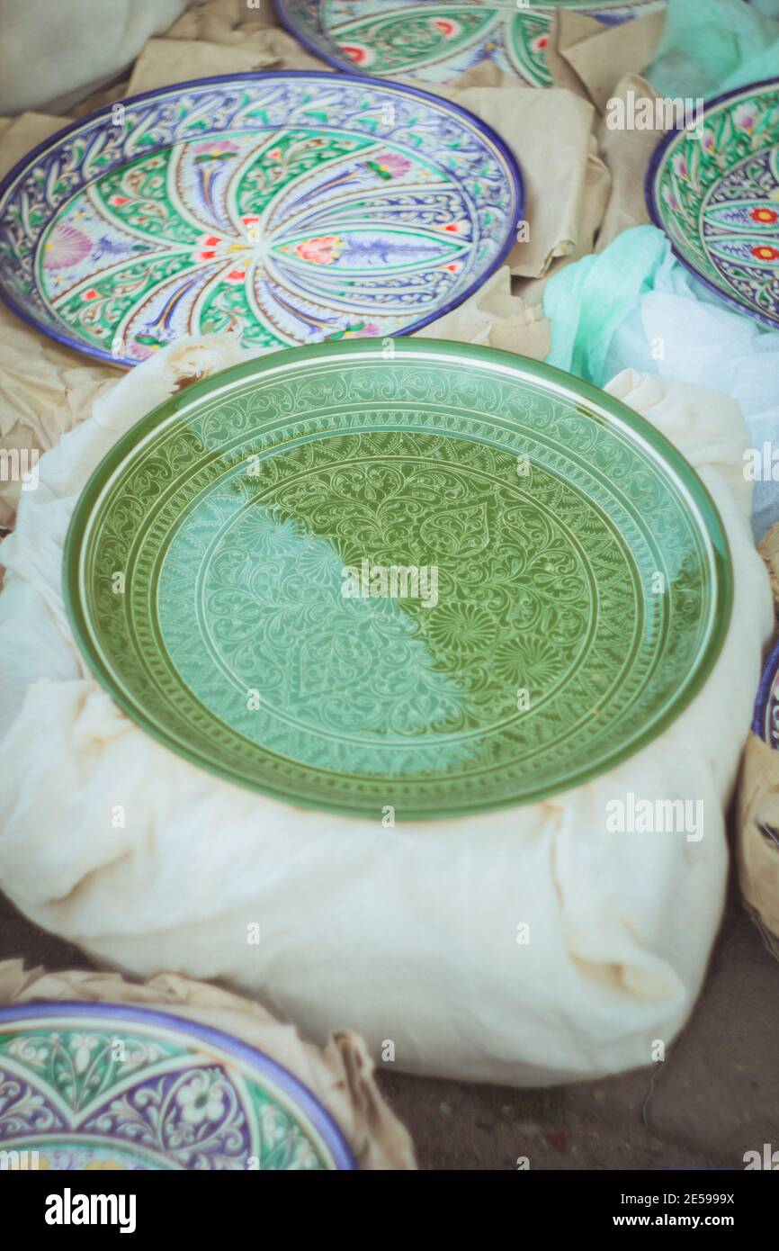 Platos del este nacional glina en el mercado Foto de stock