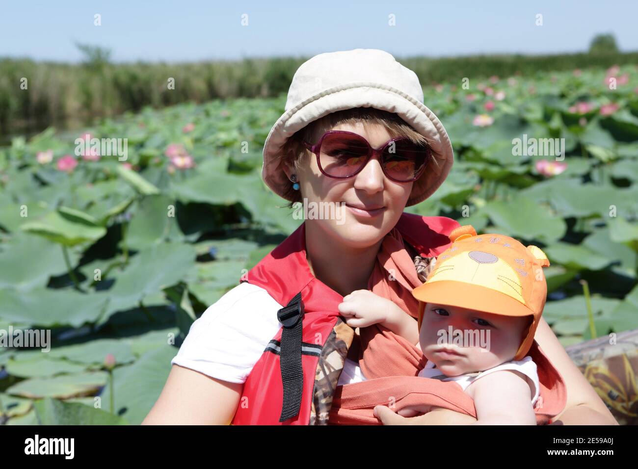 Bebe Y Flor De Loto Fotos E Imagenes De Stock Alamy Bebe Y Flor De Loto Fotos E Imagenes De Stock Alamy